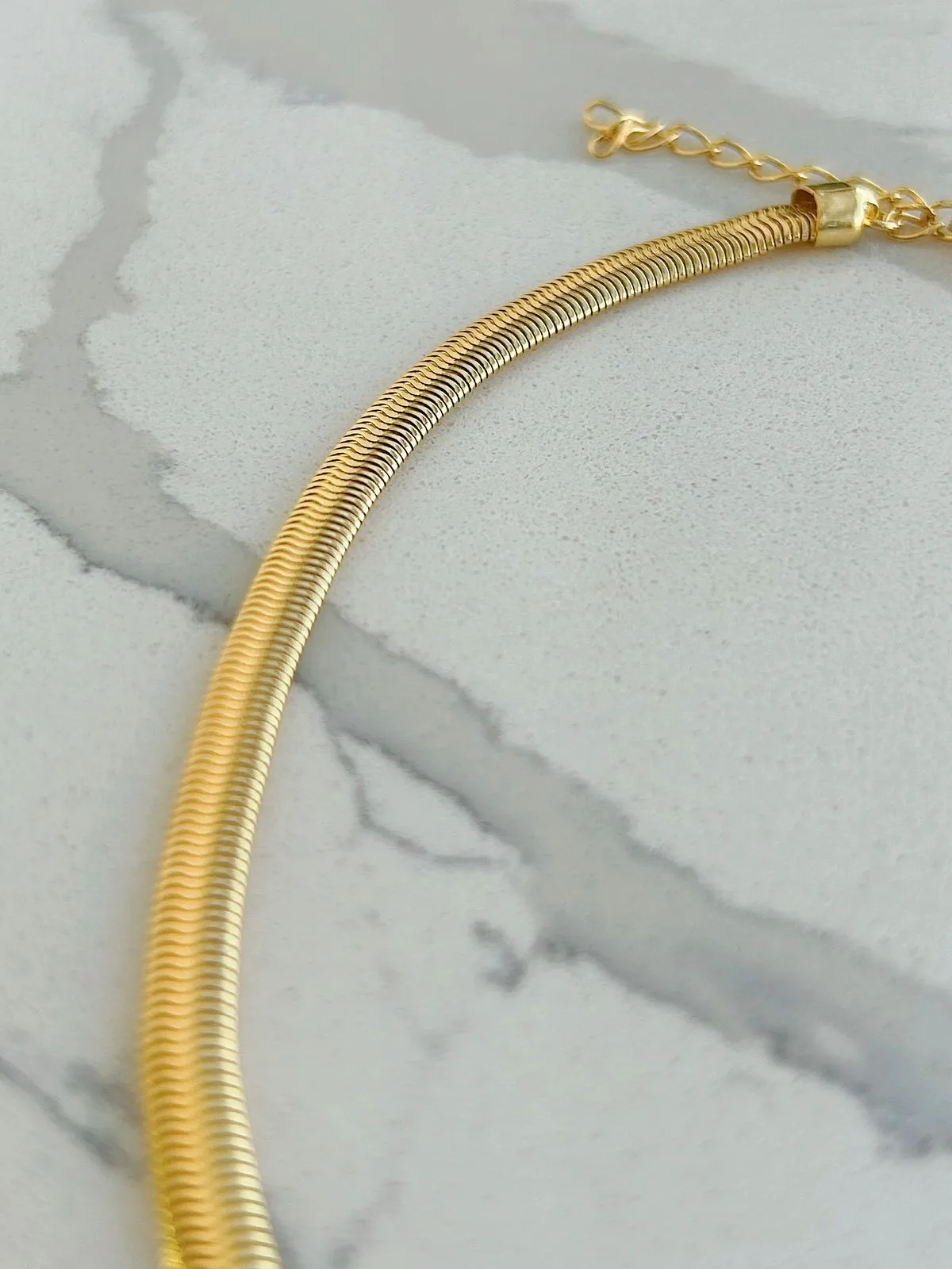 CHOKER SNAKE COM 5MM DE ESPESSURA. 35CM DE COMPRIMENT E 5CM DE REGULAGEM. BANHADO A OURO 18K.