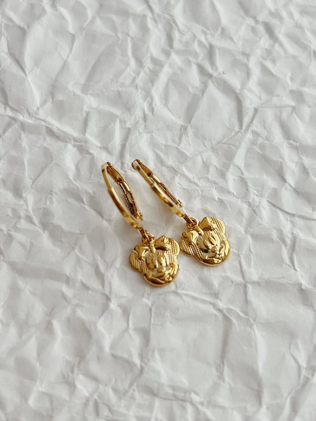 BRINCO ARGOLA COM PINGENTE DA MINNIE. BANHADO A OURO 18K.