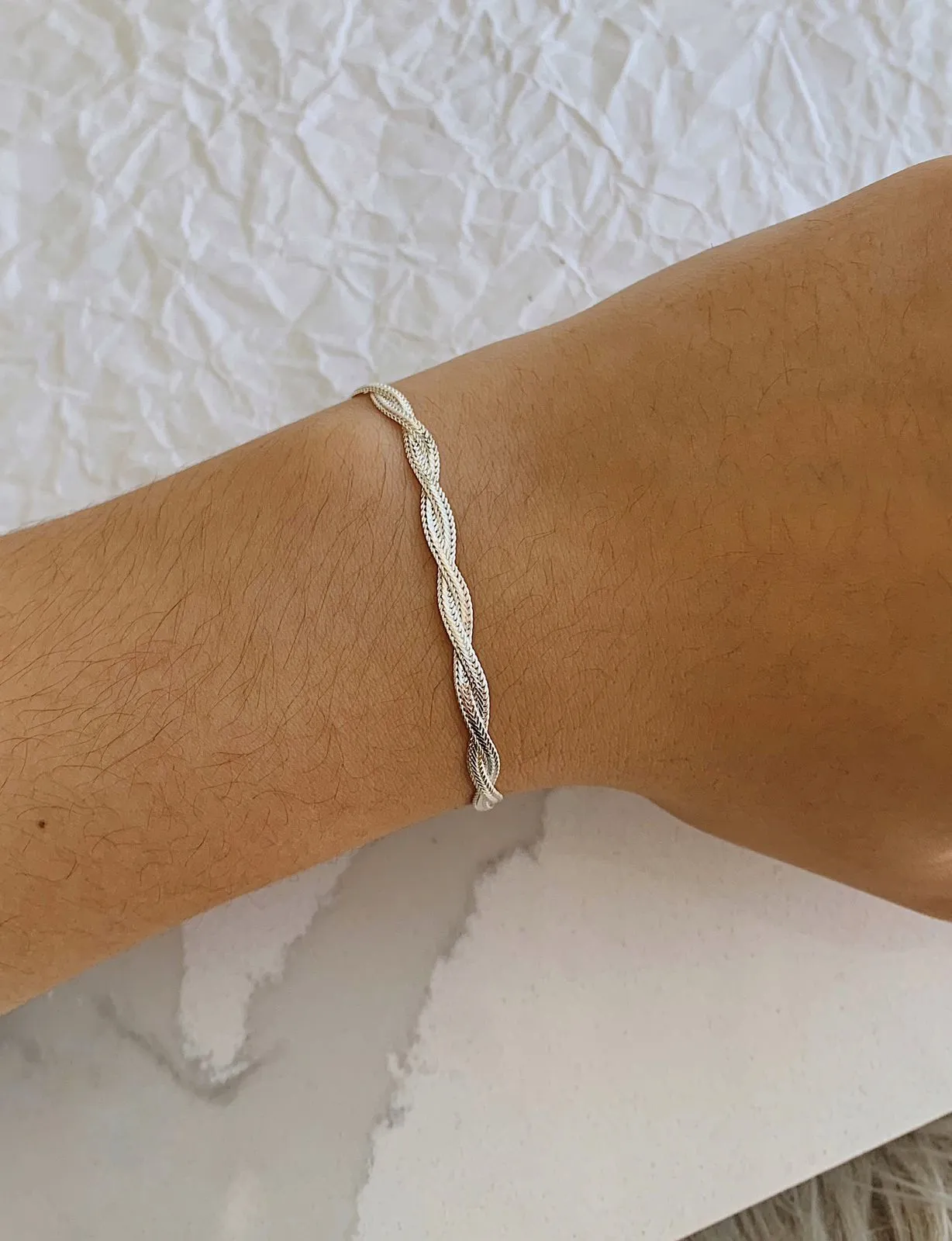 PULSEIRA 2 FIOS TRANÇADOS. 4MM DE ESPESSURA E 17,5CM DE COMPRIMENTO. EM PRATA 925.