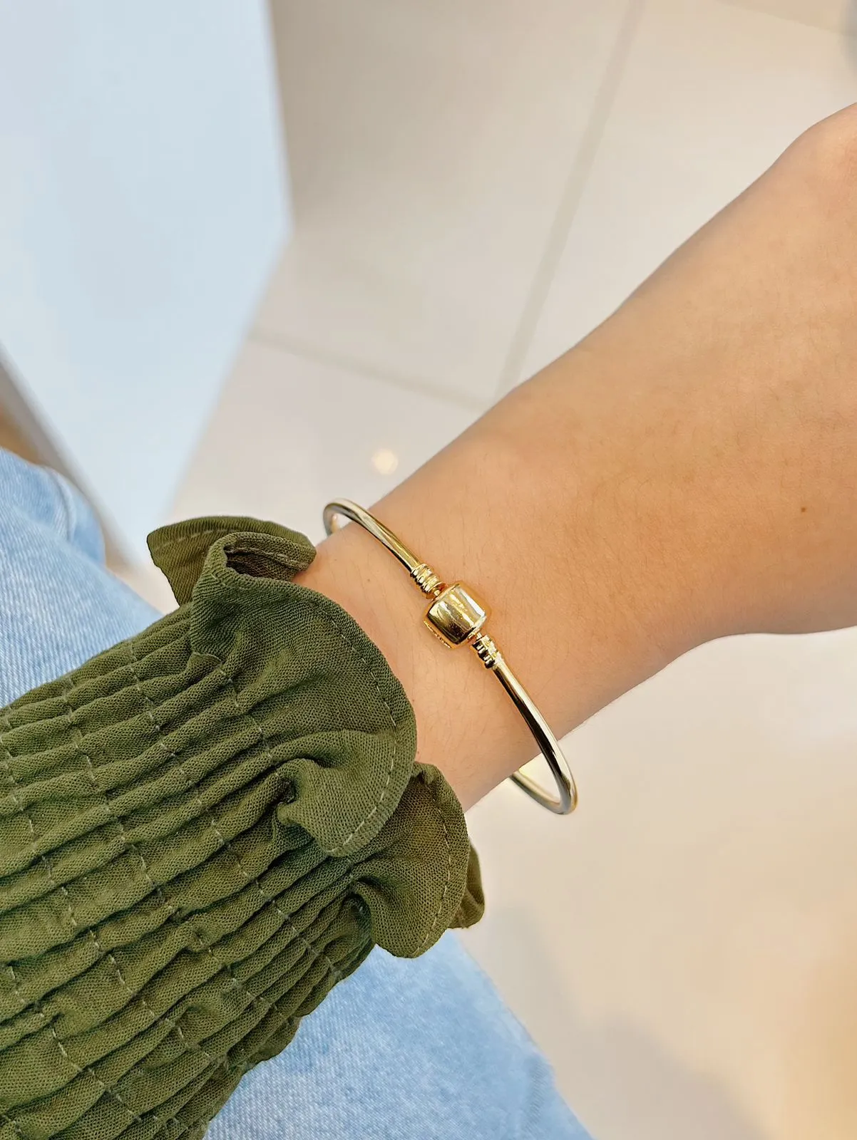 PULSEIRA MOMENTOS DOURADA RÍGIDA. 6CM DE DIÂMETRO. BANHADA A OURO 18K.