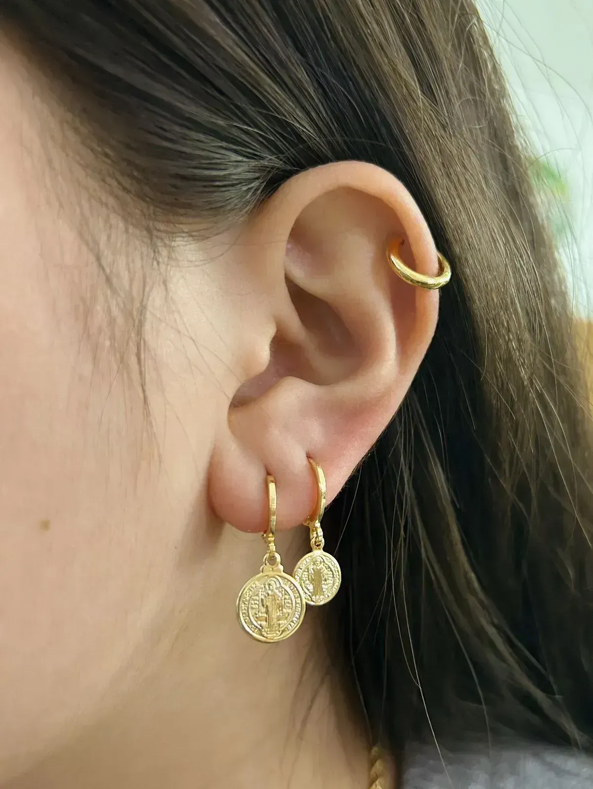 BRINCO ARGOLA COM PINGENTE  MINI SÃO BENTO. BANHADA A OURO 18K.