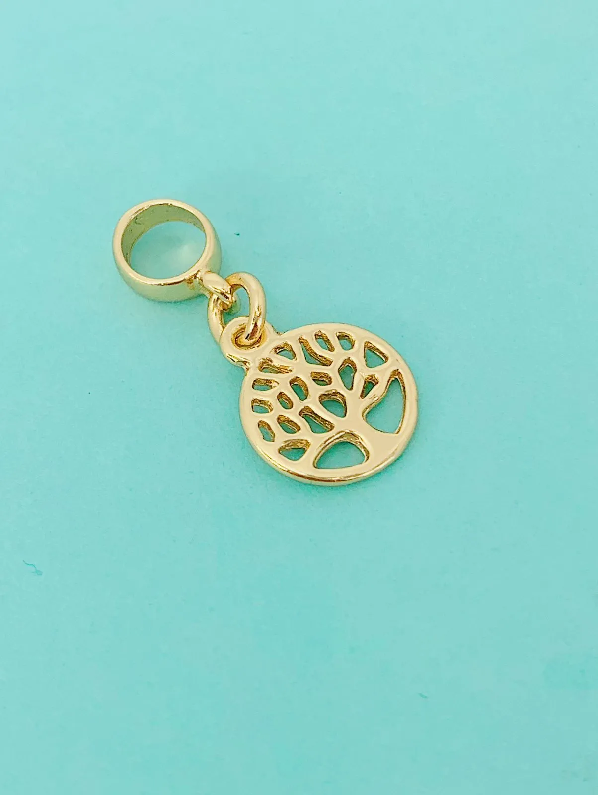BERLOQUE MEDALHA ÁRVORE DA VIDA VAZADA. BANHADO A OURO 18K.