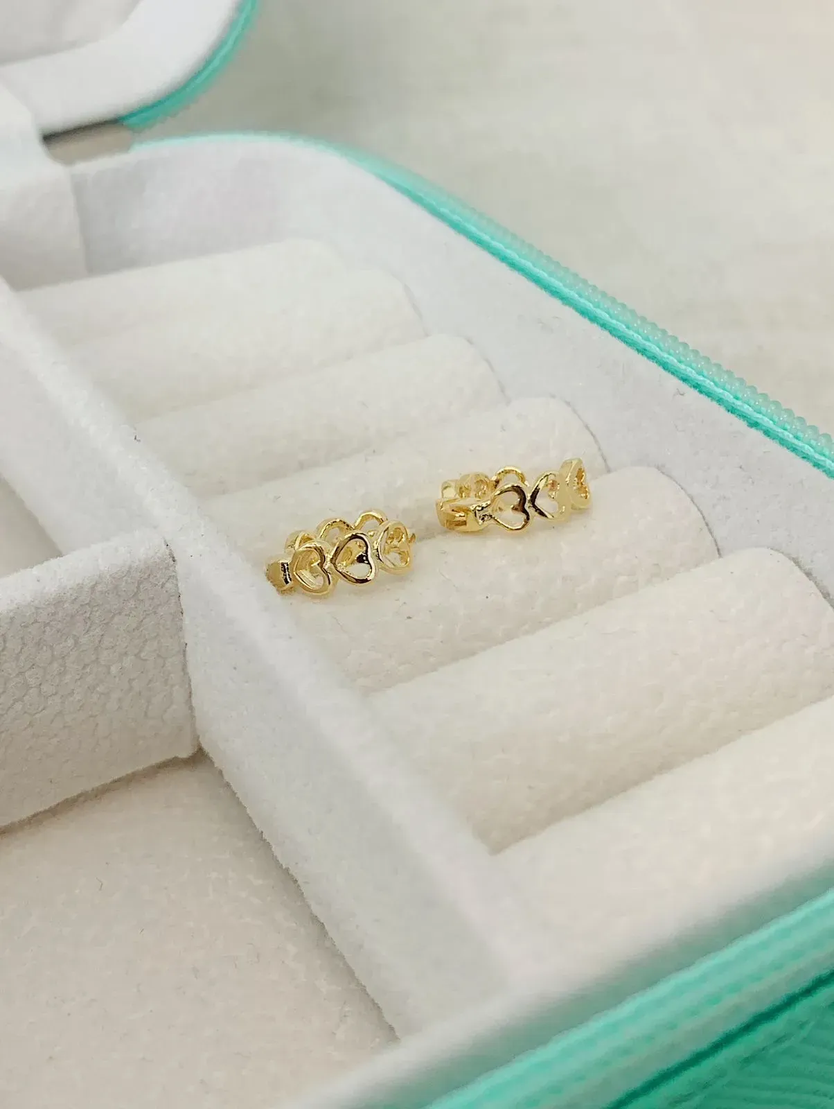 BRINCO ARGOLA COM CORAÇÕES VAZADOS. TAMANHO P. BANHADO A OURO 18K.