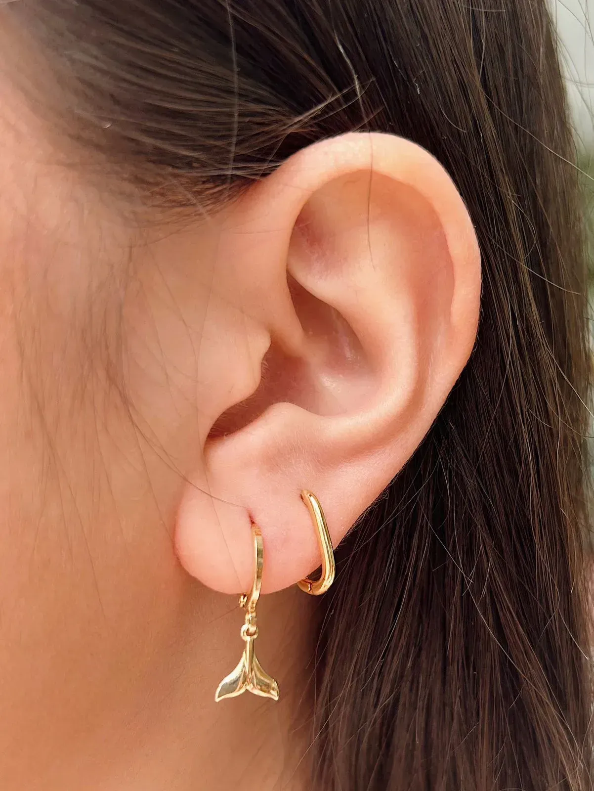 BRINCO ARGOLA COM PINGENTE DE CAUDA DE SEREIA. BANHADO A OURO 18K.