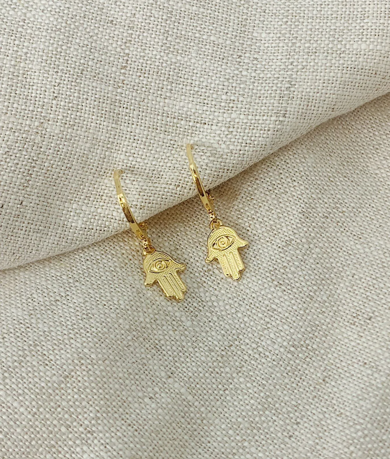 BRINCO ARGOLA COM PINGENTE DE MÃO DE FÁTIMA. BANHADO A OURO 18K.