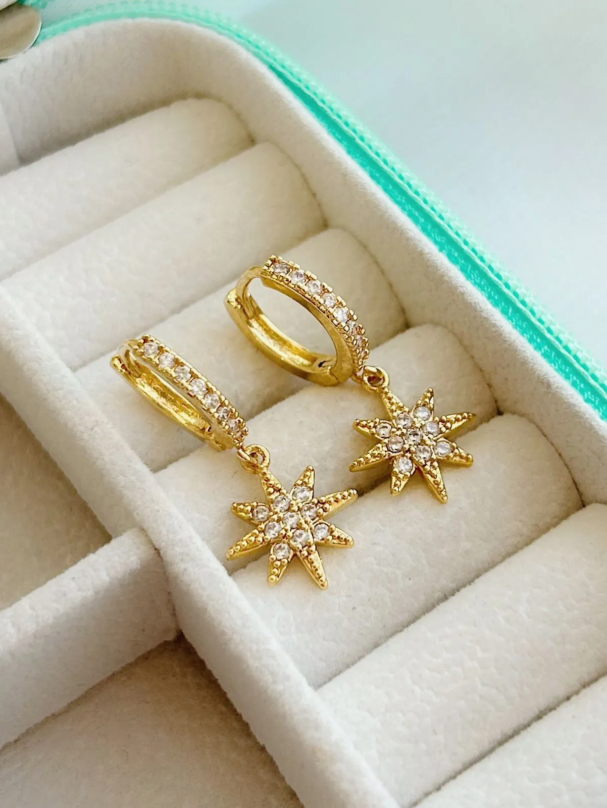 BRINCO ARGOLA ESTRELA CRAVEJADA 8 PONTAS. BANHADA A OURO 18K.
