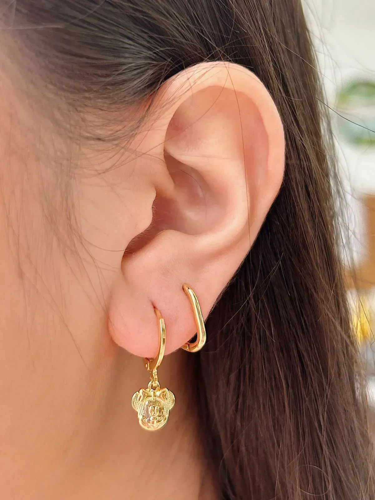 BRINCO ARGOLA COM PINGENTE DA MINNIE. BANHADO A OURO 18K.