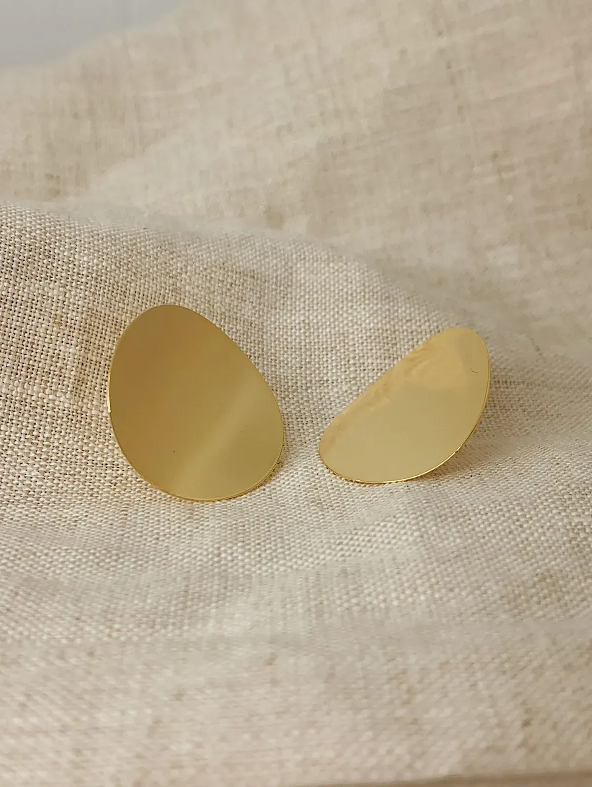 BRINCO CÍRCULO CHAPA LISO. BANHADO A OURO 18K.