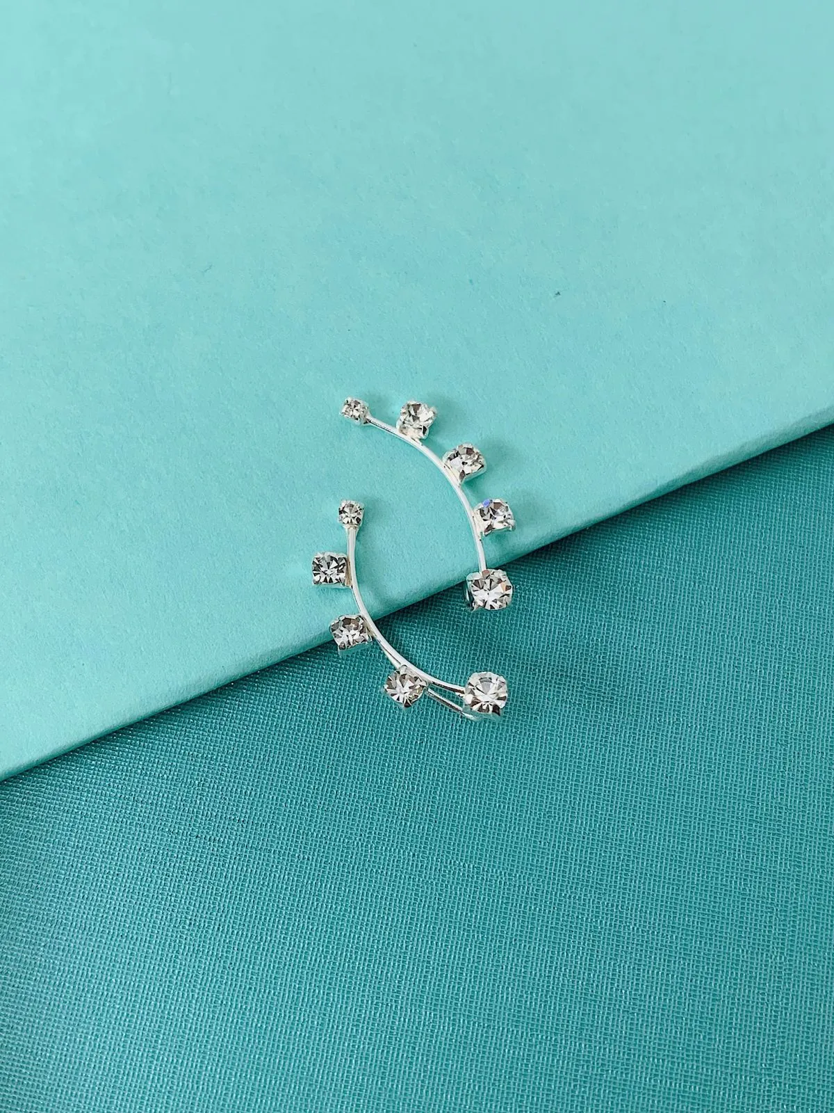 BRINCO EAR CUFF COM 5 PONTOS DE LUZ. EM PRATA 925.