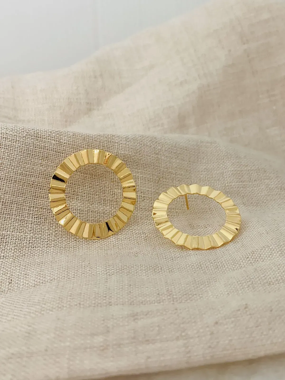 BRINCO ILHÓS DIAMANTADO. 3CM DE DIÂMETRO. BANHADO A OURO 18K.