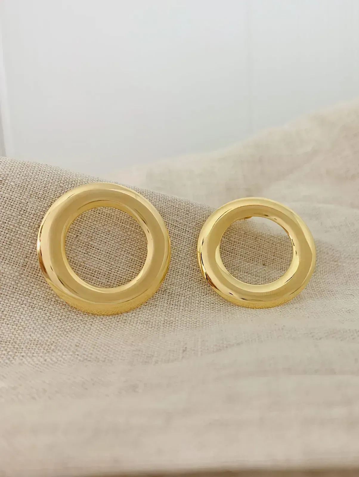 BRINCO ILHÓS LISO. 3,5CM DE DIÂMETRO. BANHADO A OURO 18K.