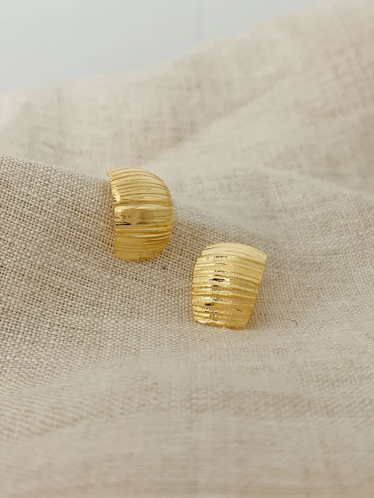 BRINCO RETÂNGULO ARREDONDADO TEXTURIZADO.  BANHADO A OURO 18K.