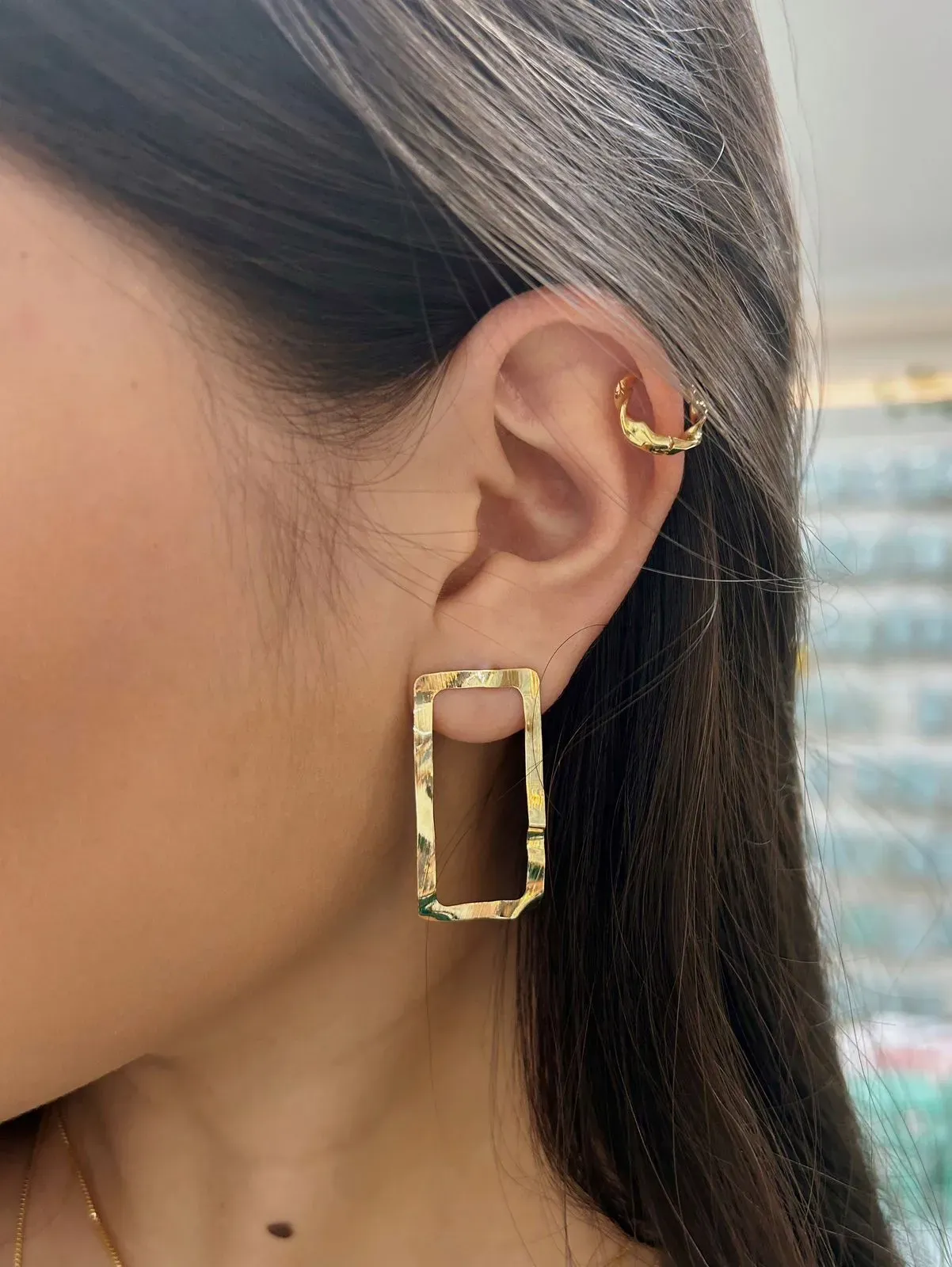 BRINCO RETÂNGULO MARTELADO. BANHADO A OURO 18K.
