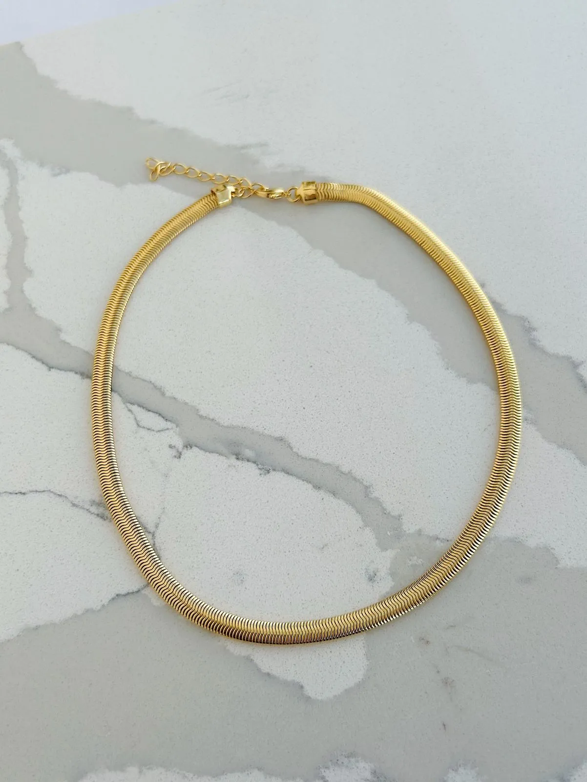 CHOKER SNAKE COM 5MM DE ESPESSURA. 35CM DE COMPRIMENT E 5CM DE REGULAGEM. BANHADO A OURO 18K.