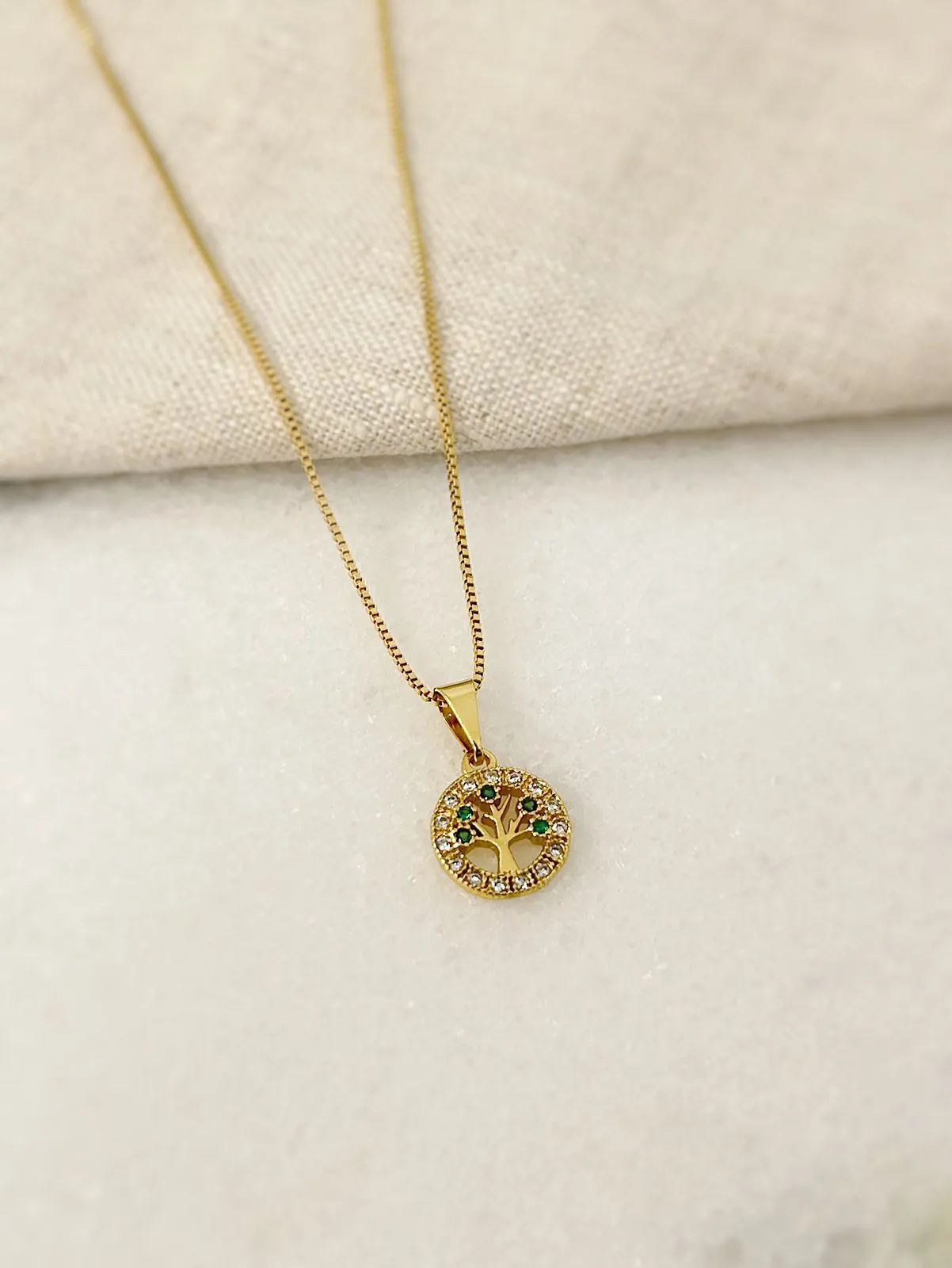 COLAR ÁRVORE DA VIDA CRAVEJADA. 50CM DE COMPRIMENTO. BANHADO A OURO 18K.