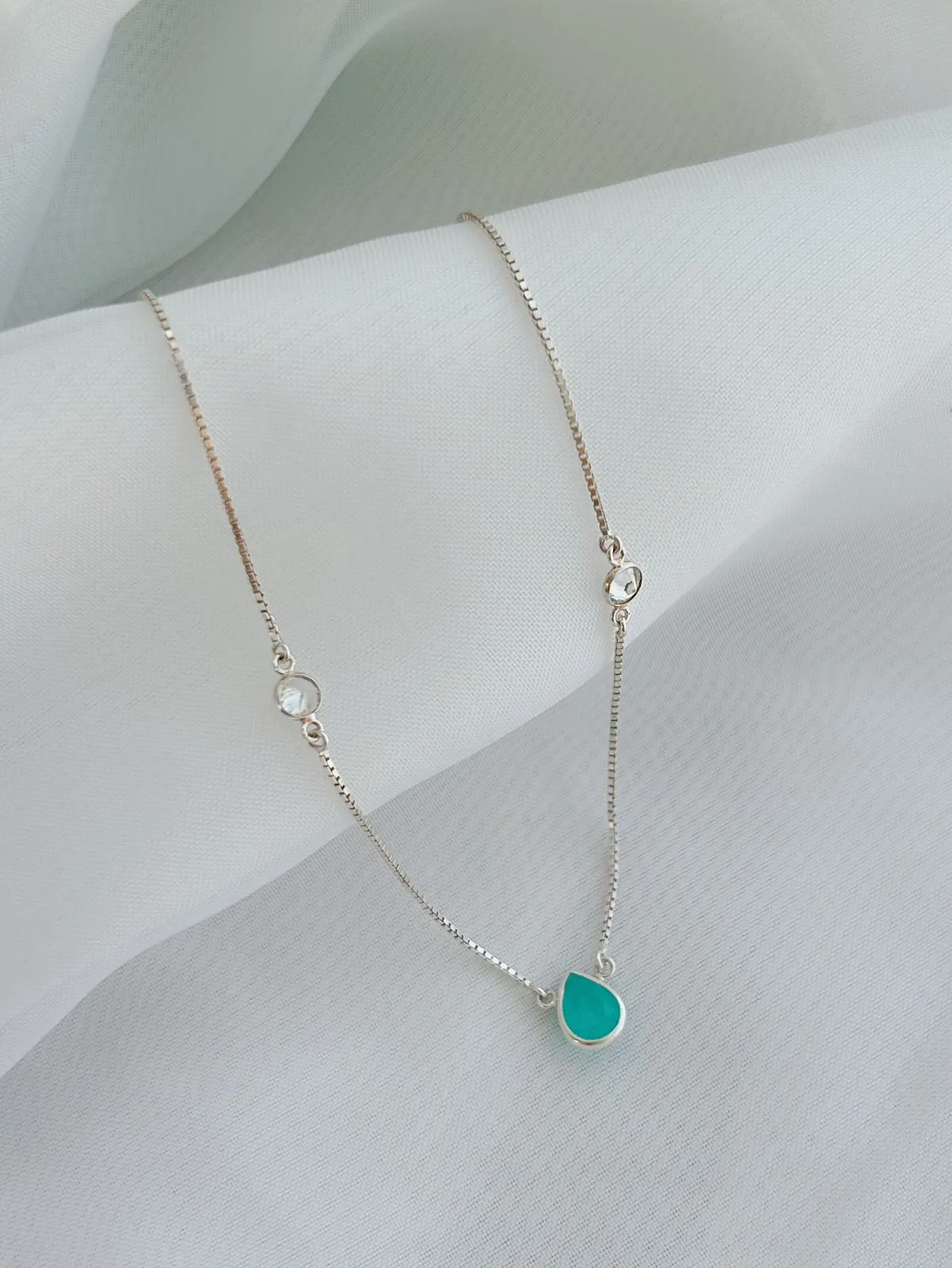 COLAR COM PEDRA EM FORMATO DE GOTA NA COR MH E 2 PONTOS DE LUZ CRISTAL. 45CM DE COMPRIMENTO. EM PRATA 925.