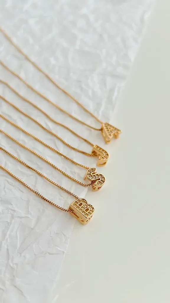 COLAR DE LETRA G CRAVEJADA PASSANTE. 45CM DE COMPRIMENTO. BANHADO A OURO 18K.
