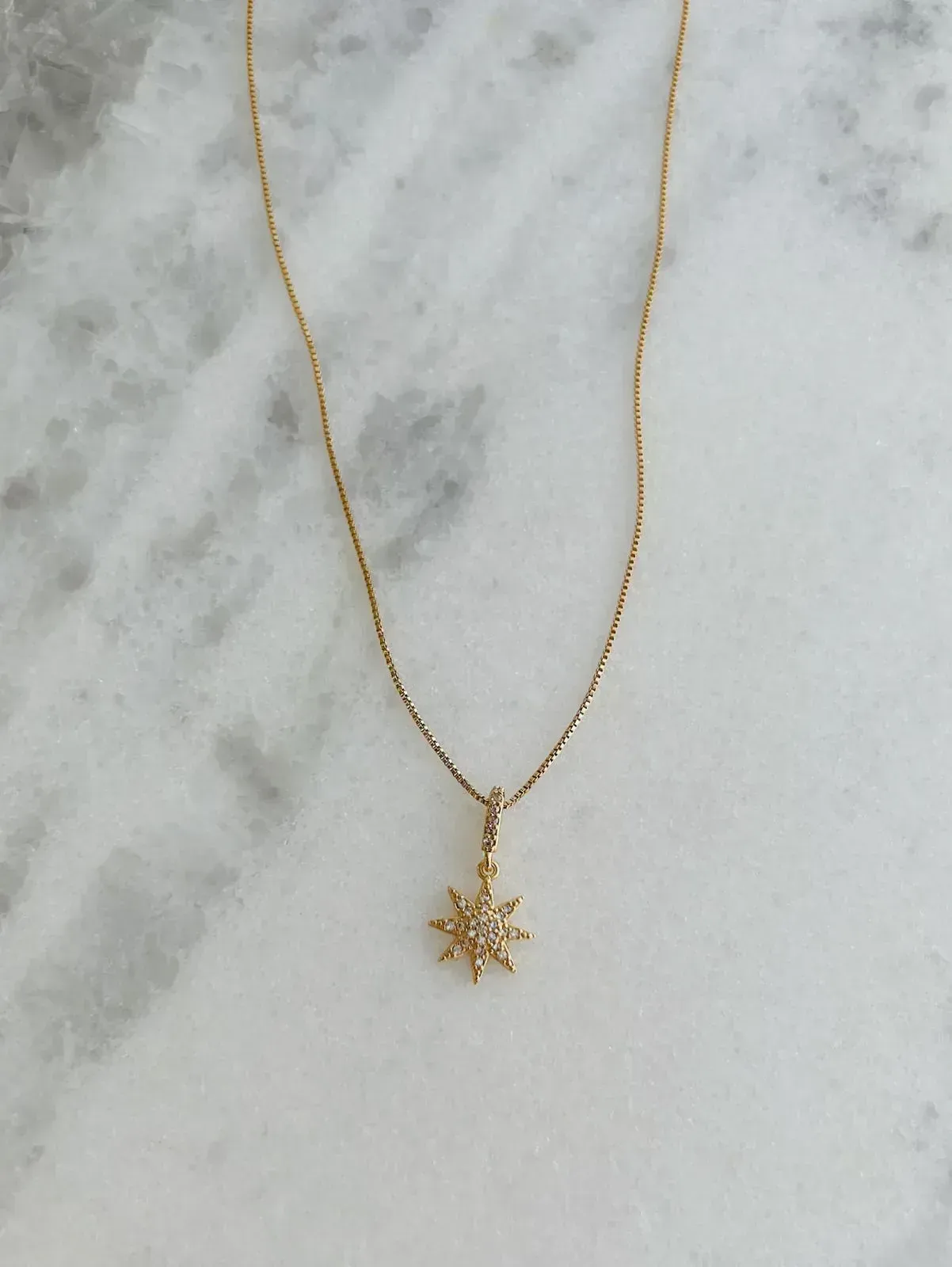 COLAR ESTRELA CRAVEJADA COM 8 PONTAS. 50CM DE COMPRIMENTO. BANHADO A OURO 18K.