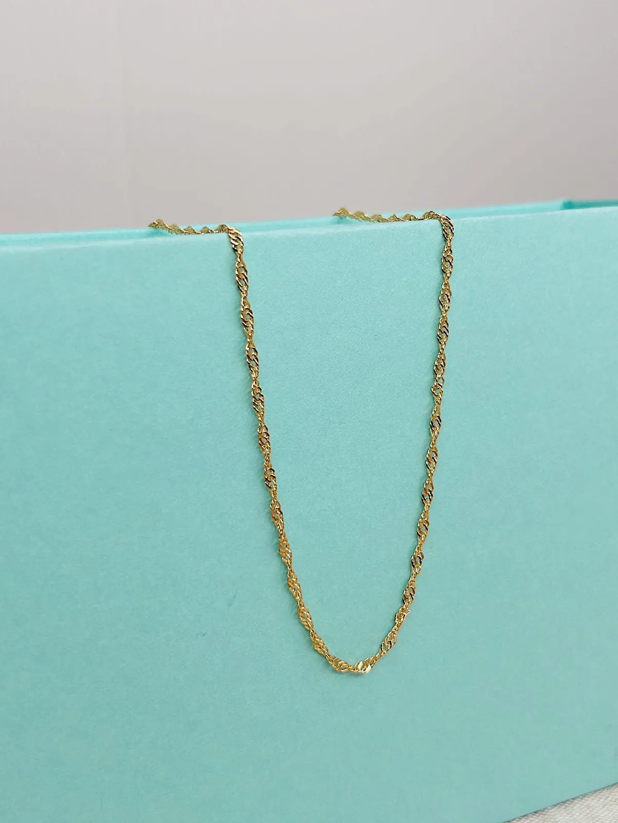 COLAR SINGAPURA. 50CM DE COMPRIMENTO. BANHADO A OURO 18K.
