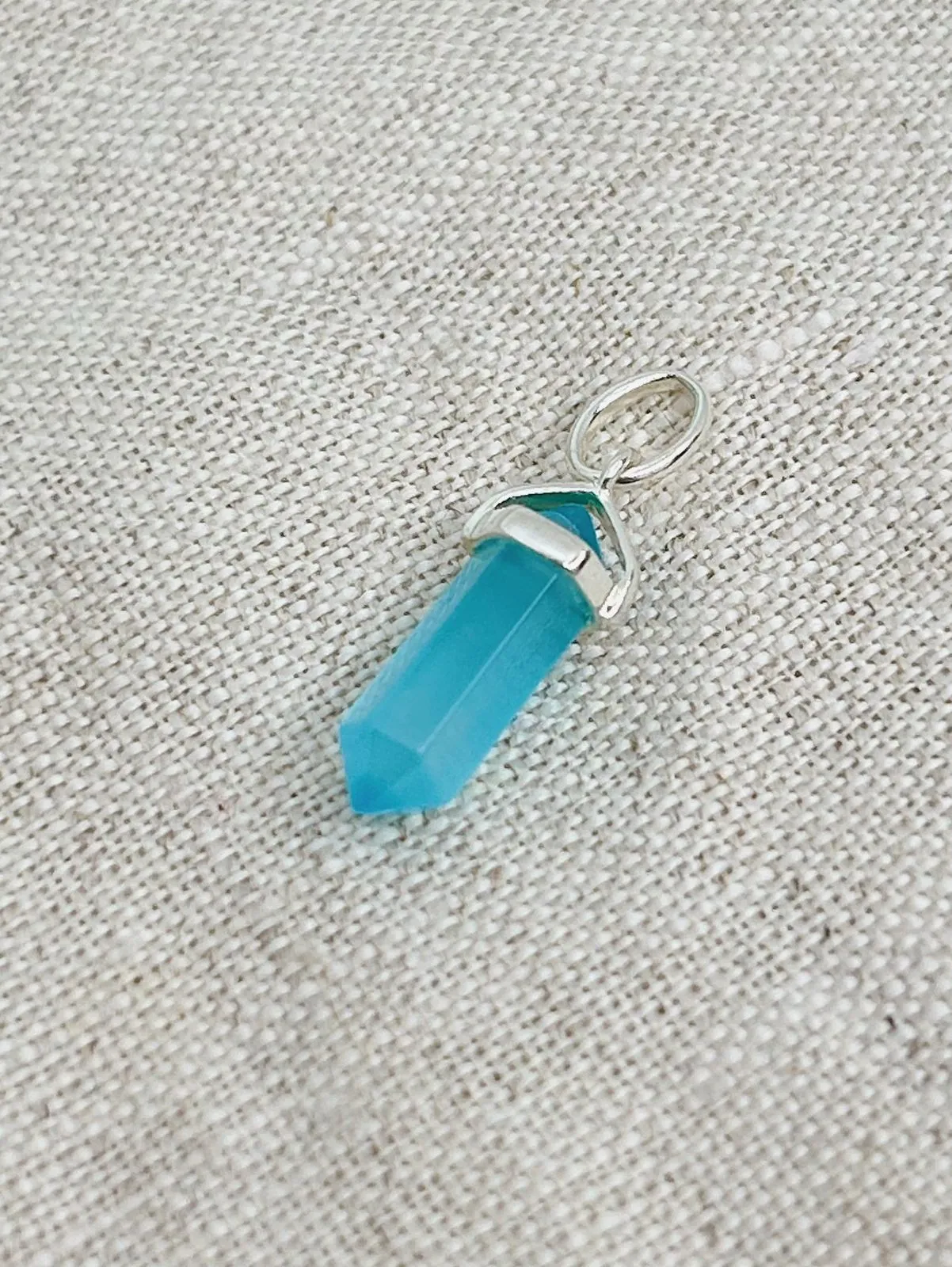 PINGENTE PEDRA CÉU AZUL. EM PRATA 925.