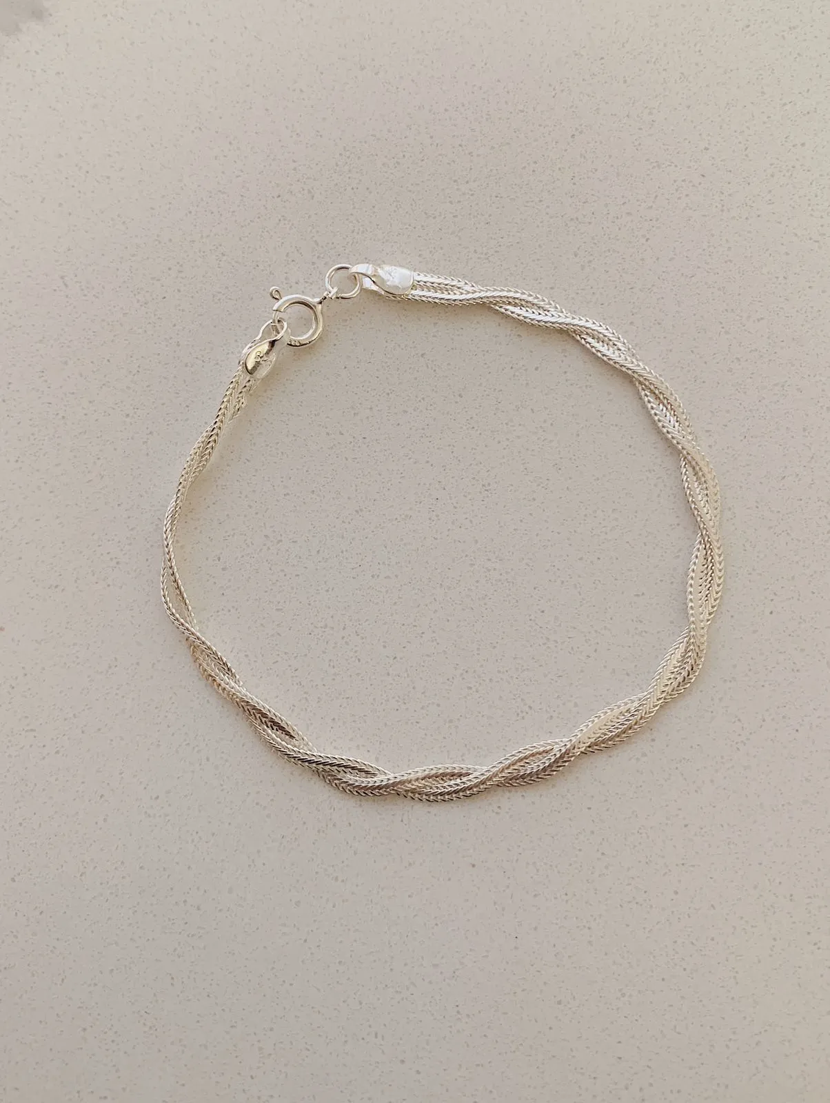 PULSEIRA 2 FIOS TRANÇADOS. 4MM DE ESPESSURA E 17,5CM DE COMPRIMENTO. EM PRATA 925.