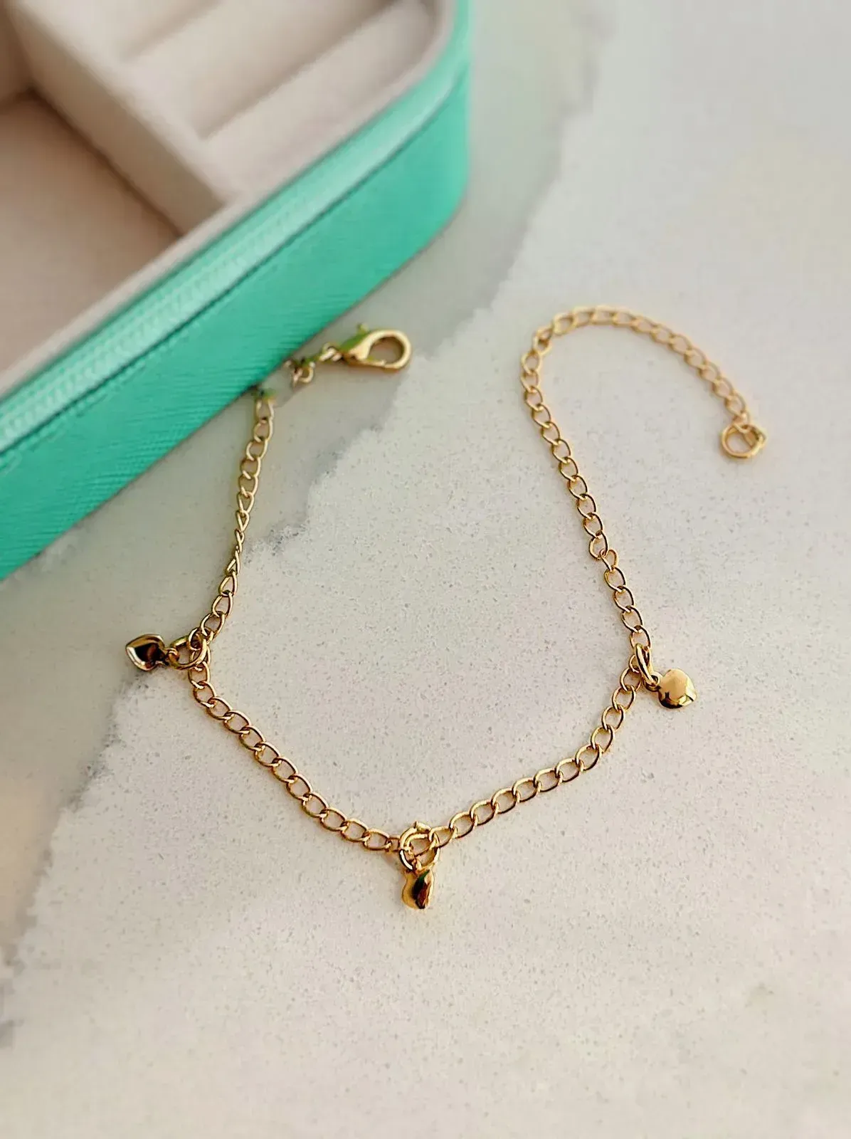 PULSEIRA 3 CORAÇÕES CHAPINHA. 19,5CM DE COMPRIMENTO. BANHADA A OURO 18K.