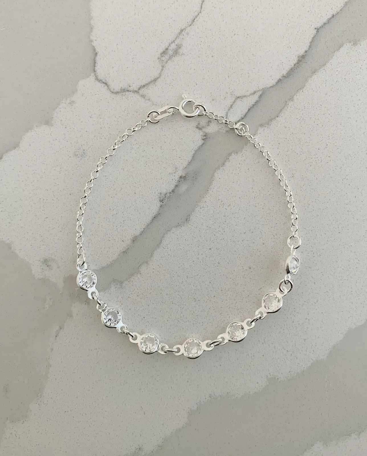 PULSEIRA 7 ZIRCÔNIAS.18CM DE COMPRIMENTO E 1CM DE REGULAGEM. EM PRATA 925.