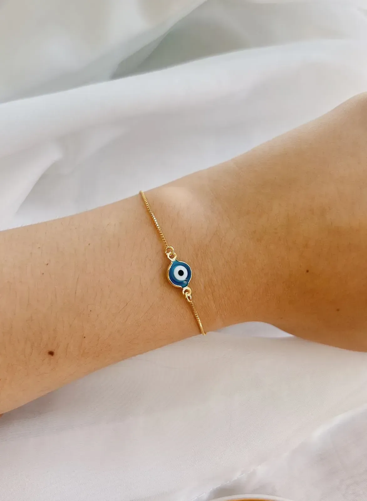 PULSEIRA OLHO GREGO DE 0,8 CM COM VENEZIANA. 17,5CM DE COMPRIMENTO E 3CM DE REGULAGEM. BANHADO A OURO 18K.