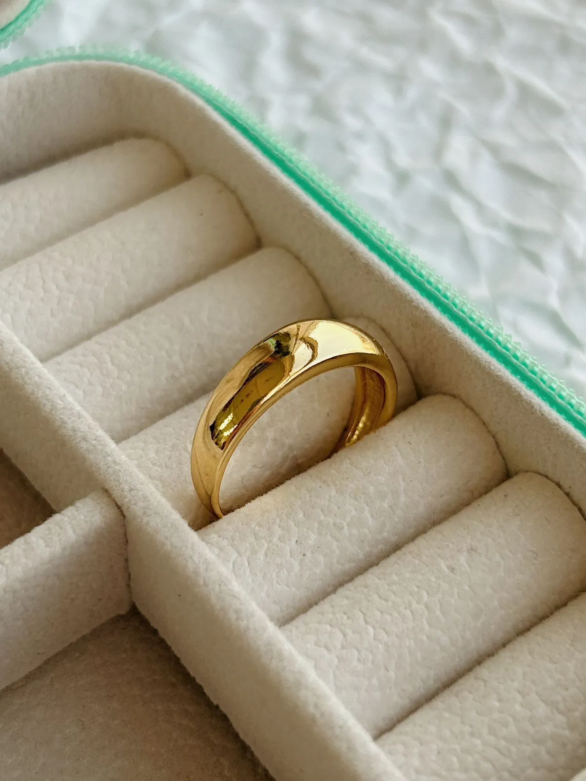 ANEL MINIMALISTA LISO. BANHADO A OURO 18K.