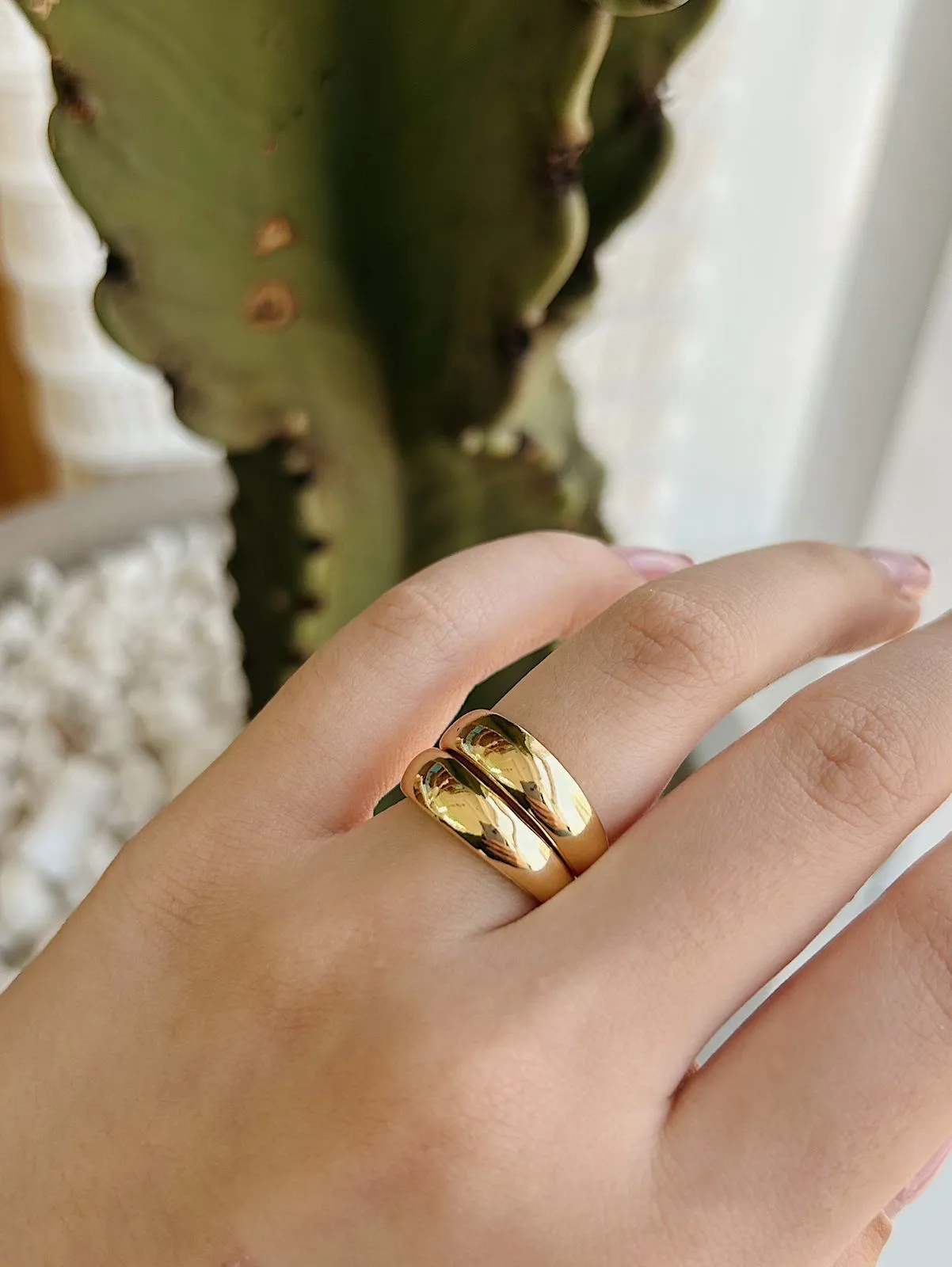 ANEL MINIMALISTA LISO. BANHADO A OURO 18K.