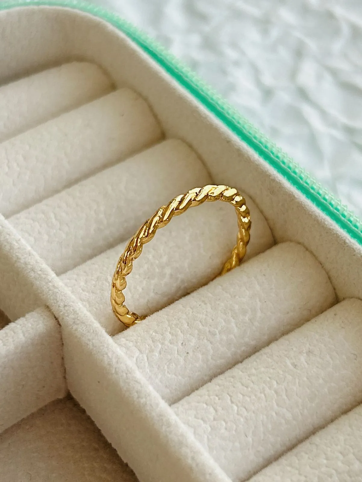 ANEL TORCIDO. BANHADO A OURO 18K.
