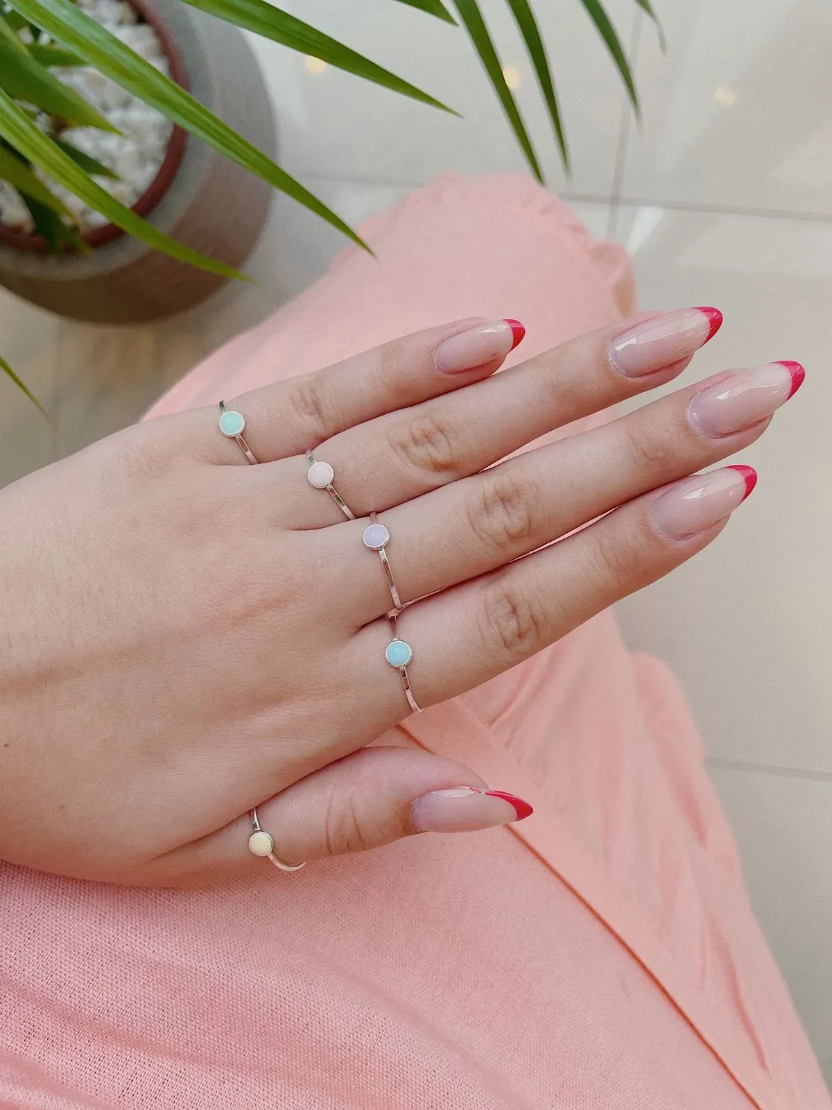 ANEL COM RESINA AZUL PASTEL/CANDY COLOR. EM PRATA 925.