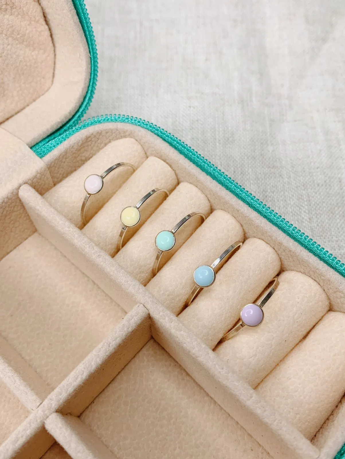 ANEL COM RESINA AZUL PASTEL/CANDY COLOR. EM PRATA 925.