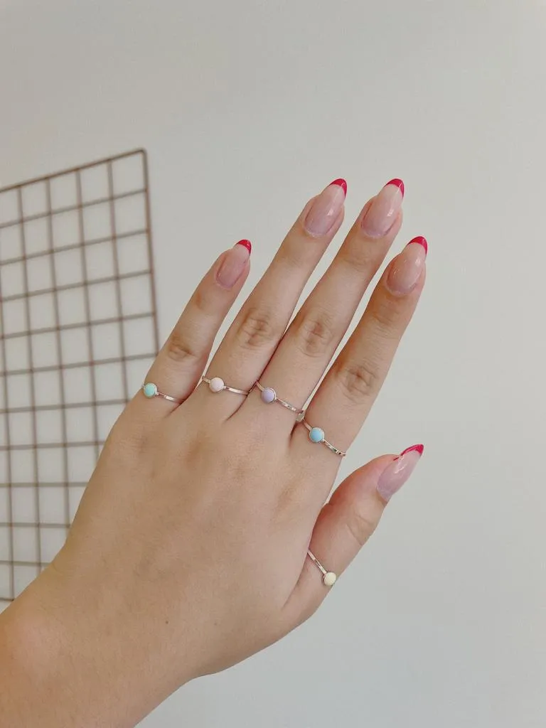 ANEL COM RESINA ROSA PASTEL/CANDY COLOR. EM PRATA 925.