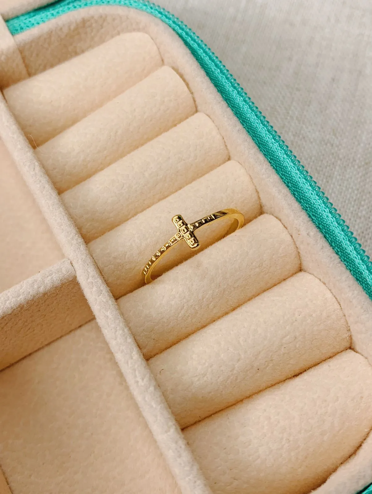 ANEL CRUZ NA HORIZONTAL. BANHADO A OURO 18K.