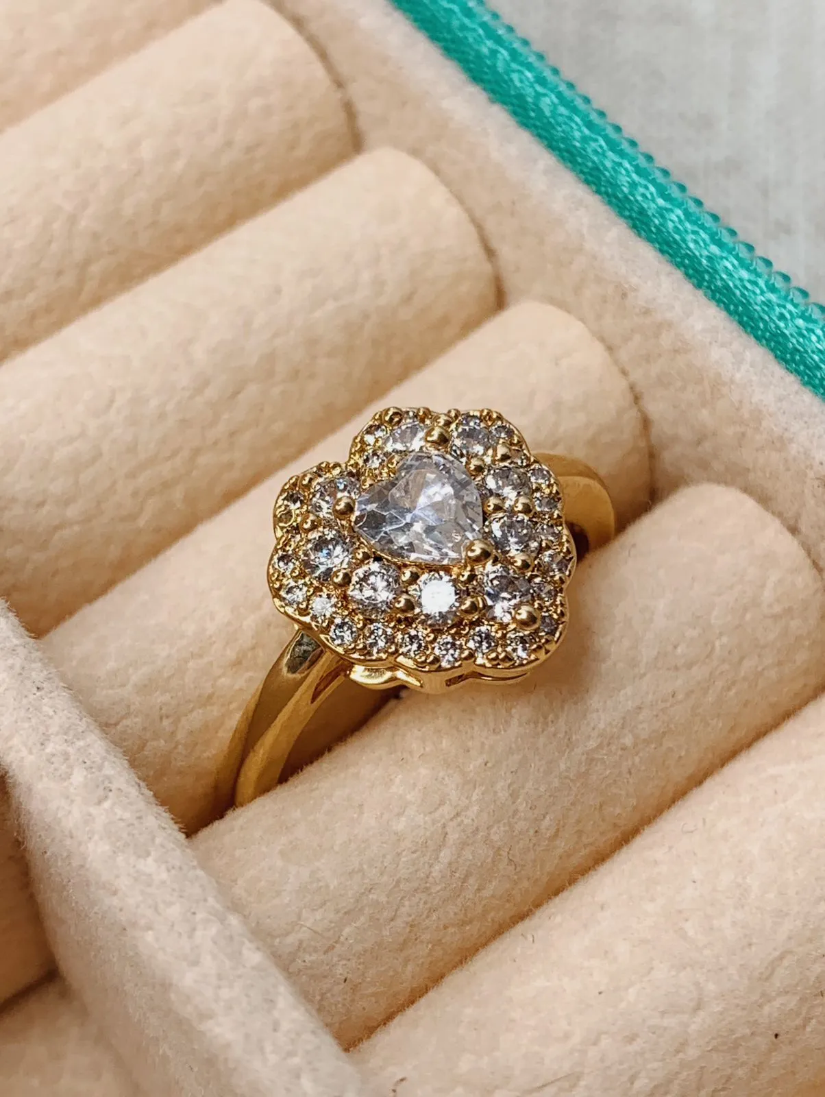 ANEL CORAÇÃO DE ZIRCÔNIA CRAVEJADO. BANHADO A OURO 18K.