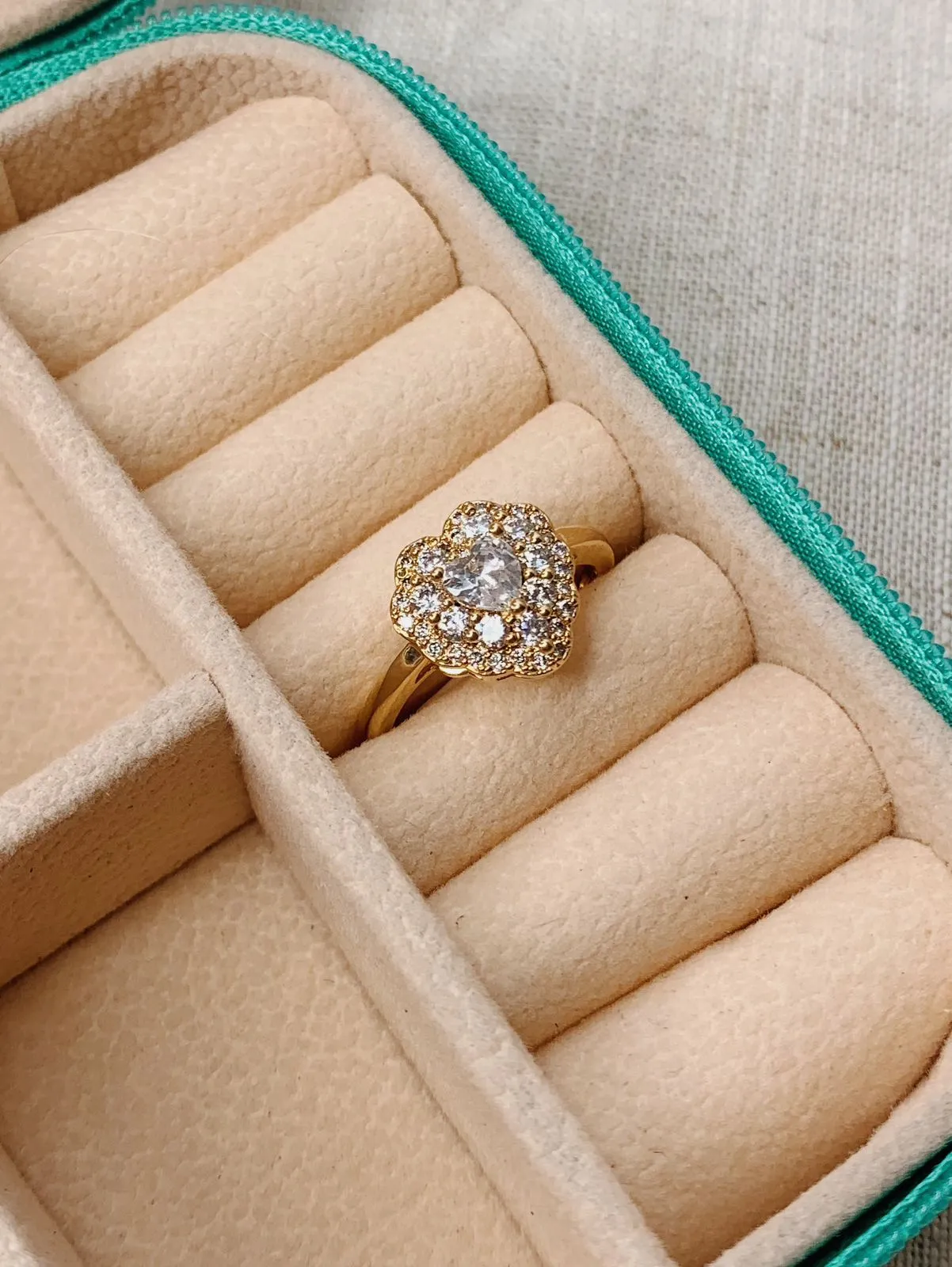 ANEL CORAÇÃO DE ZIRCÔNIA CRAVEJADO. BANHADO A OURO 18K.