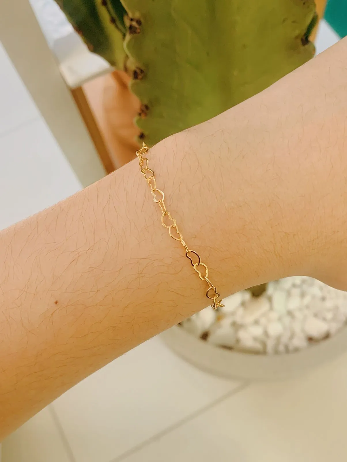 PULSEIRA COM ELOS DE CORAÇÃO. 17CM DE COMPRIMENTO E 3CM DE REGULAGEM. BANHADA A OURO 18K.