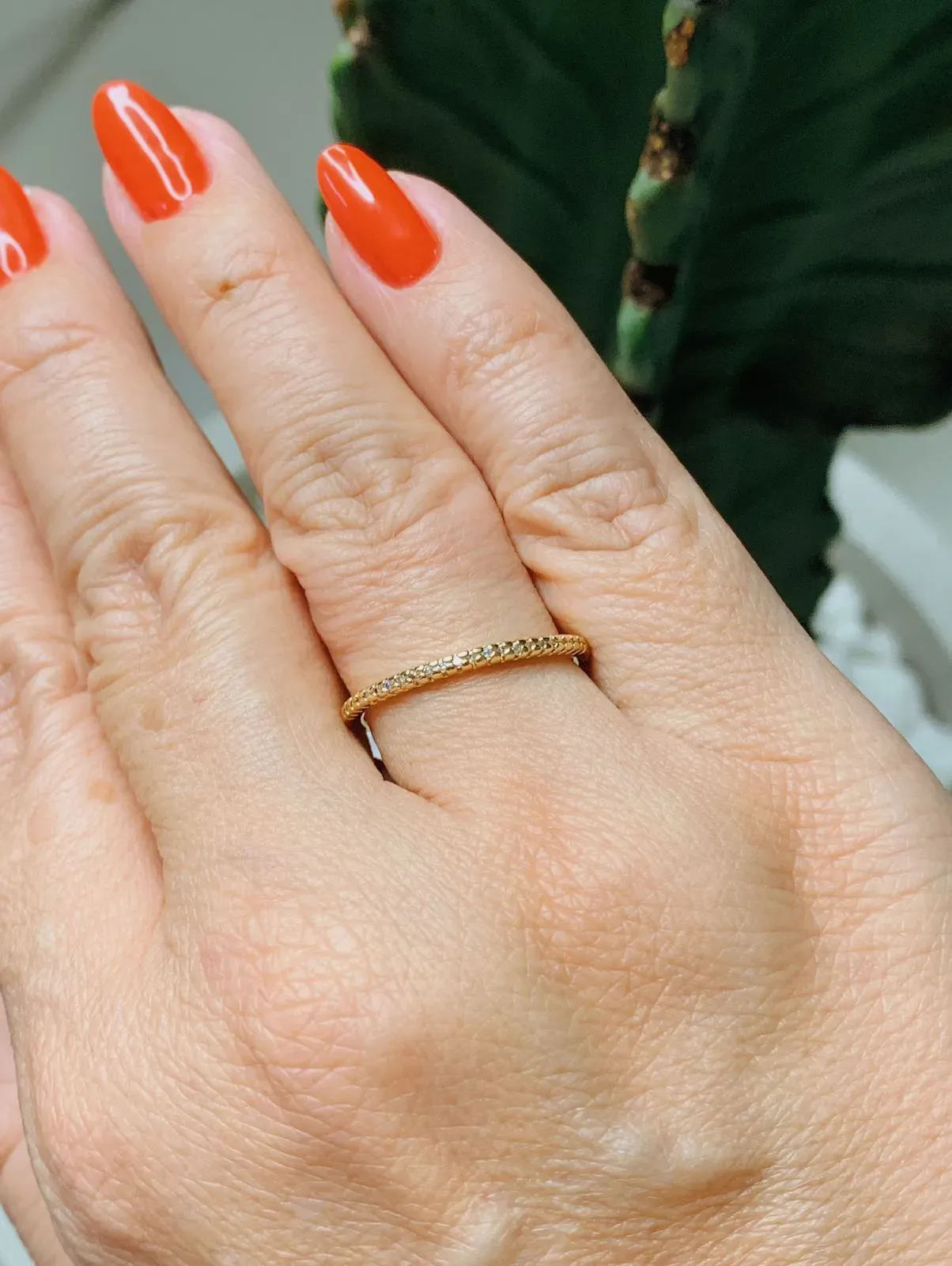 ANEL APARADOR FINO CRAVEJADO. BANHADO A OURO 18K.