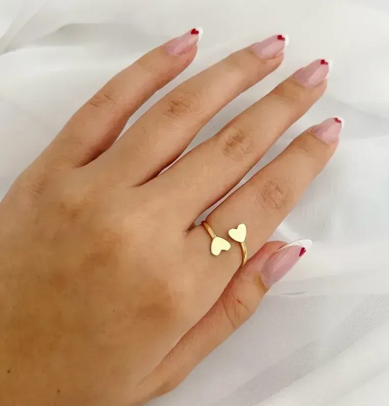 ANEL REGULÁVEL DOIS CORAÇÕES. BANHADO A OURO 18K.