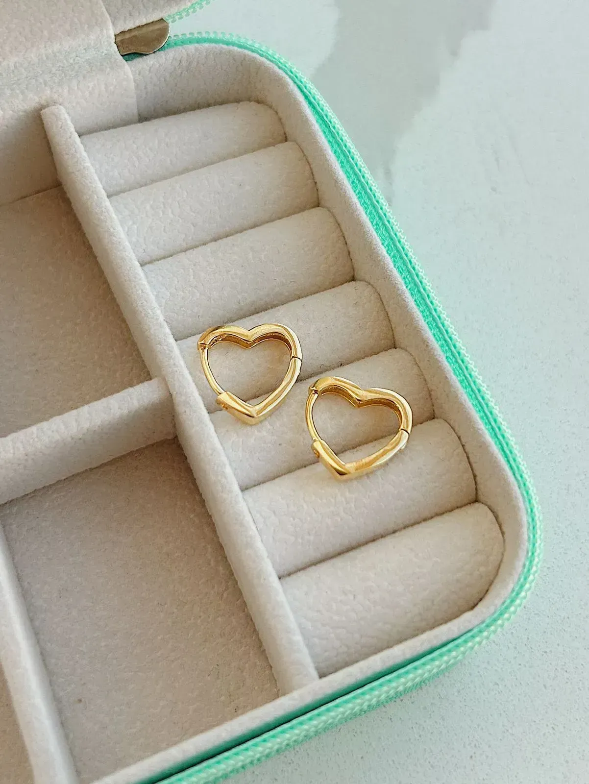 BRINCO ARGOLA EM FORMATO DE CORAÇÃO. TAMANHO M. BANHADO A OURO 18K.