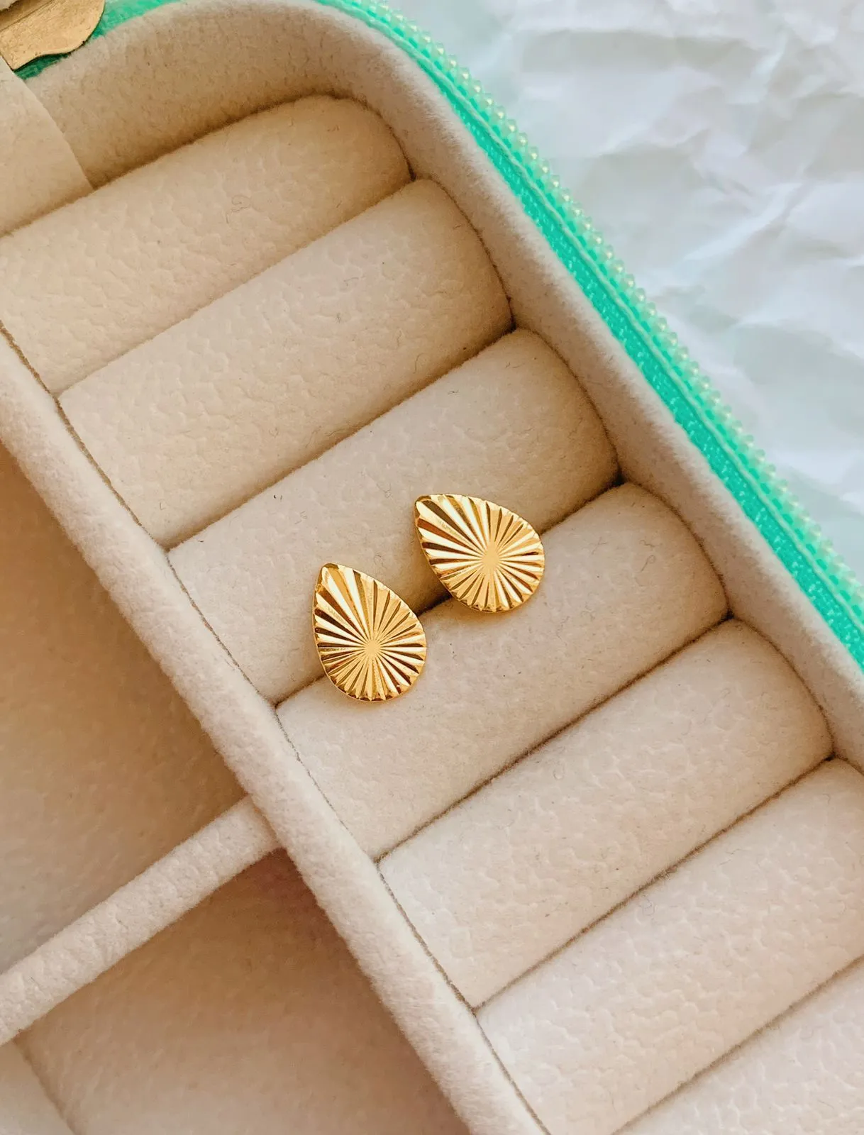 BRINCO GOTA DIAMANTADA. BANHADO A OURO 18K.