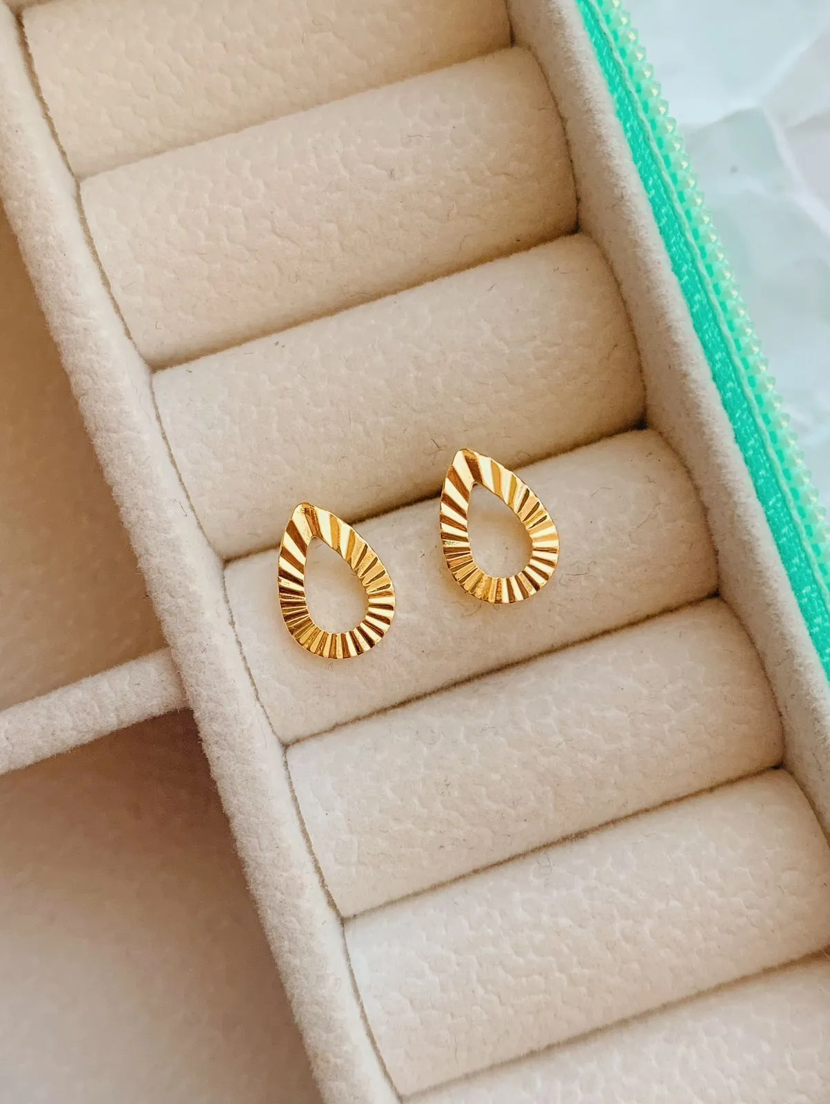 BRINCO GOTA VAZADA DIAMANTADA. BANHADO A OURO 18K.