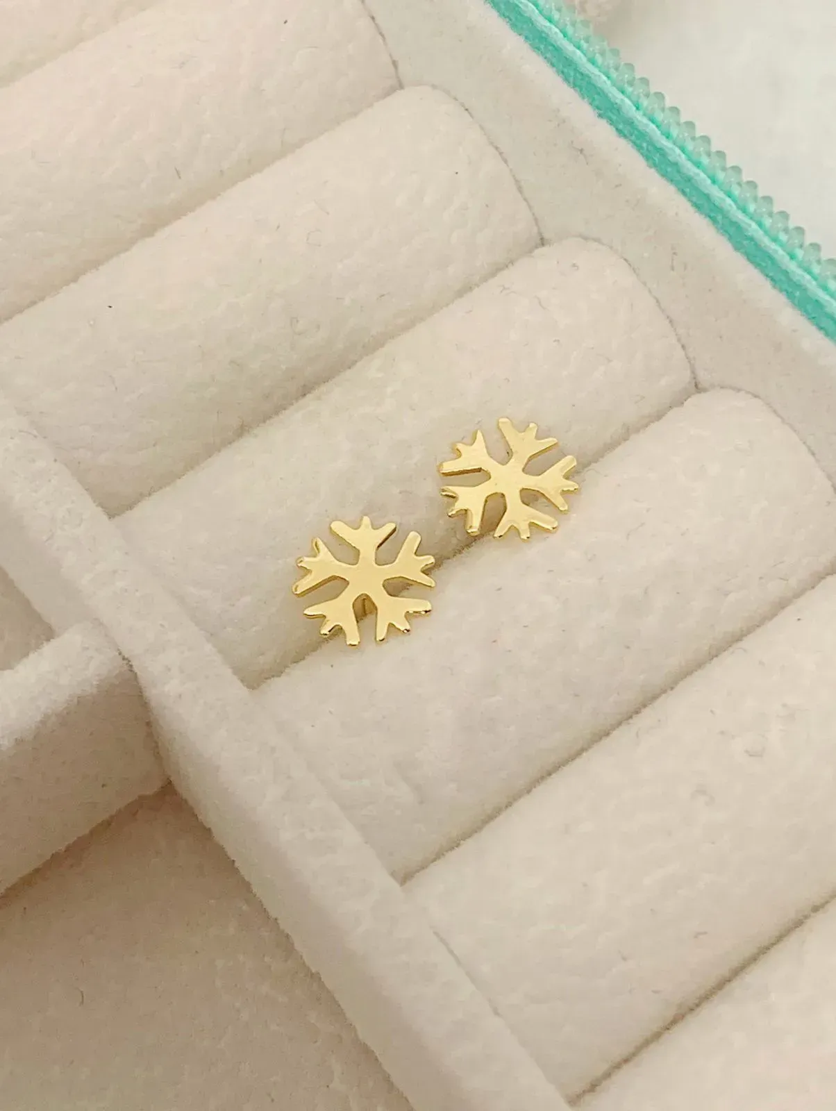 BRINCO MINI FLOCO DE NEVE. BANHADO A OURO 18K.