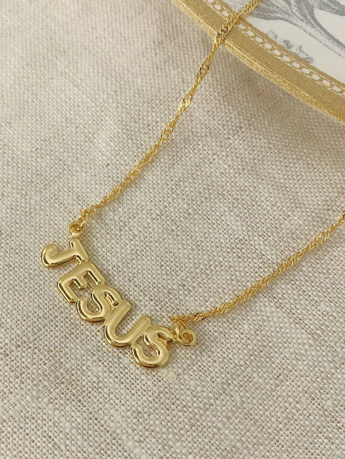 COLAR JESUS. 45CM DE COMPRIMENTO E 5CM DE REGULAGEM. BANHADO A OURO 18K.