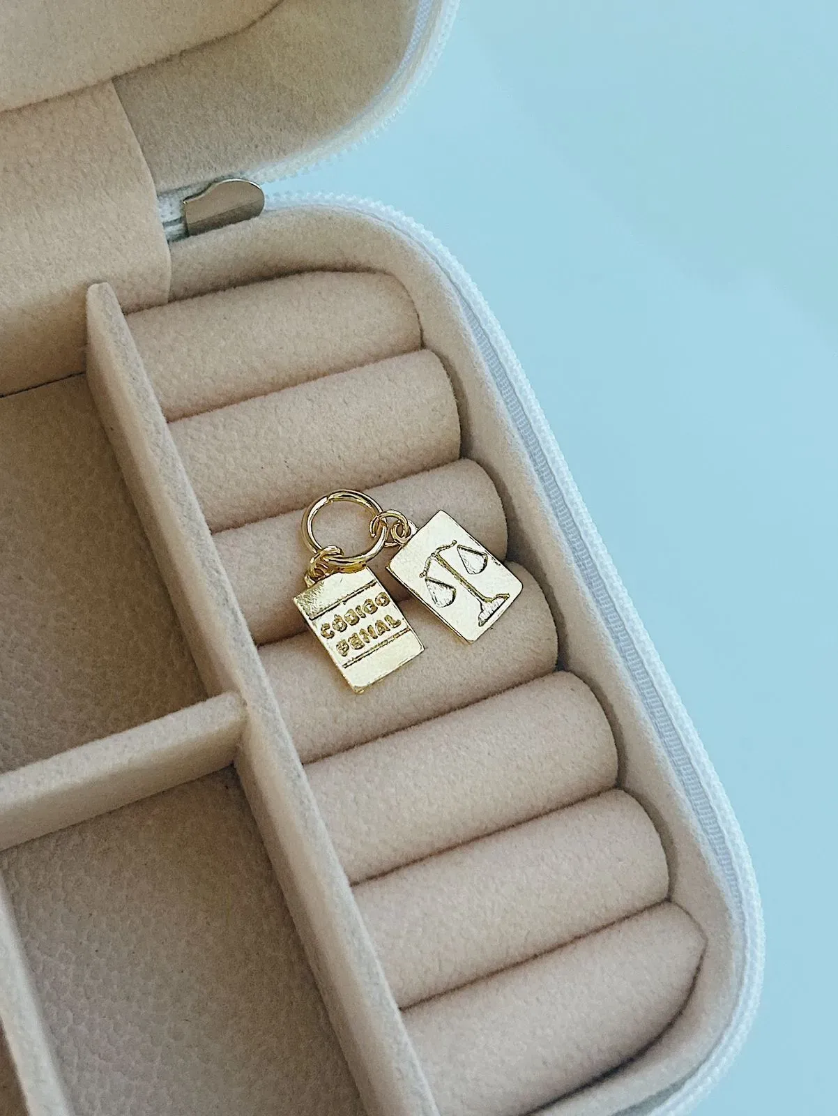 PINGENTE PROFISSÃO DIREITO DUPLO. BANHADO A OURO 18K.