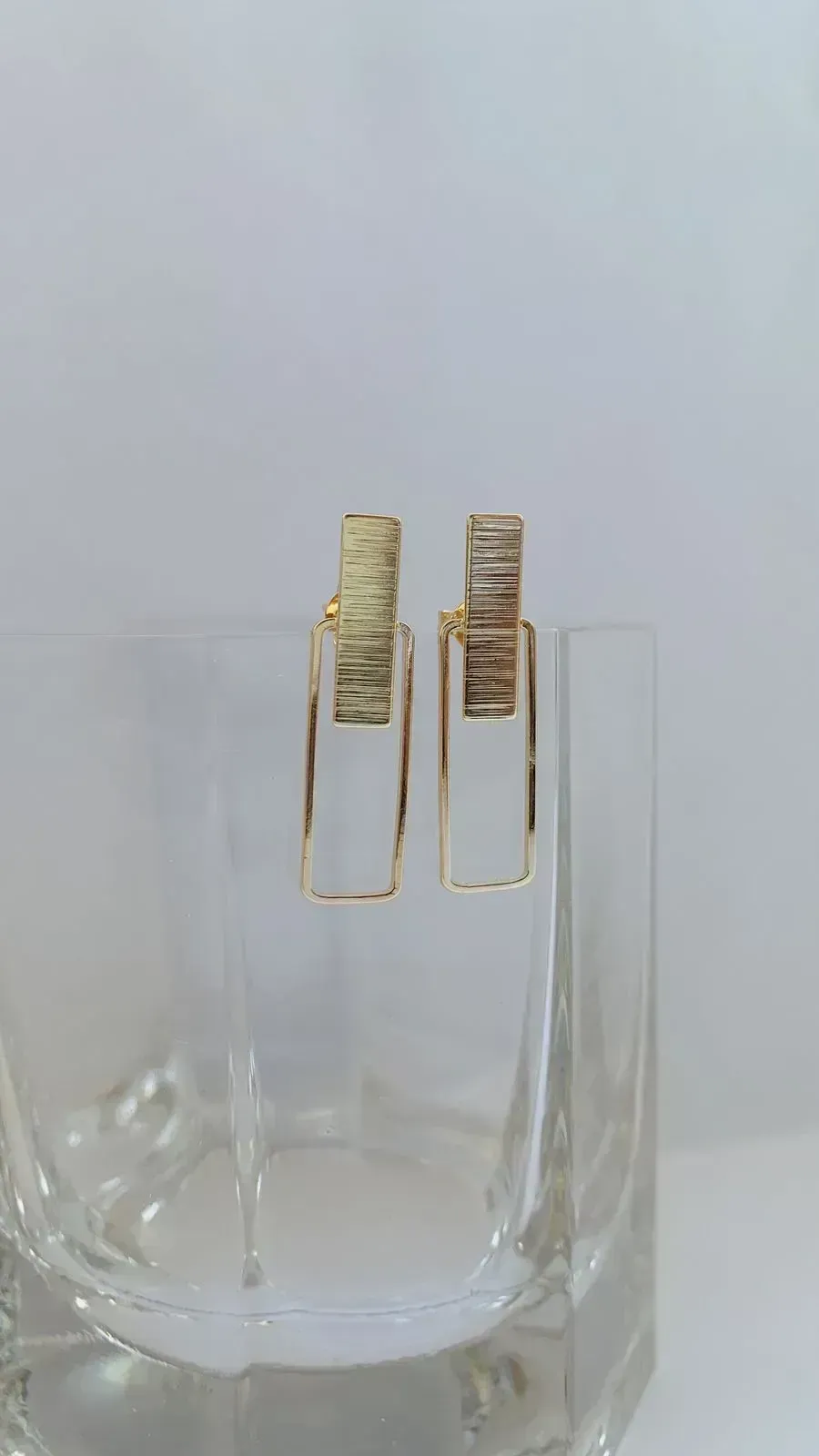 BRINCO 2 RETÂNGULOS. BANHADO A OURO 18K.