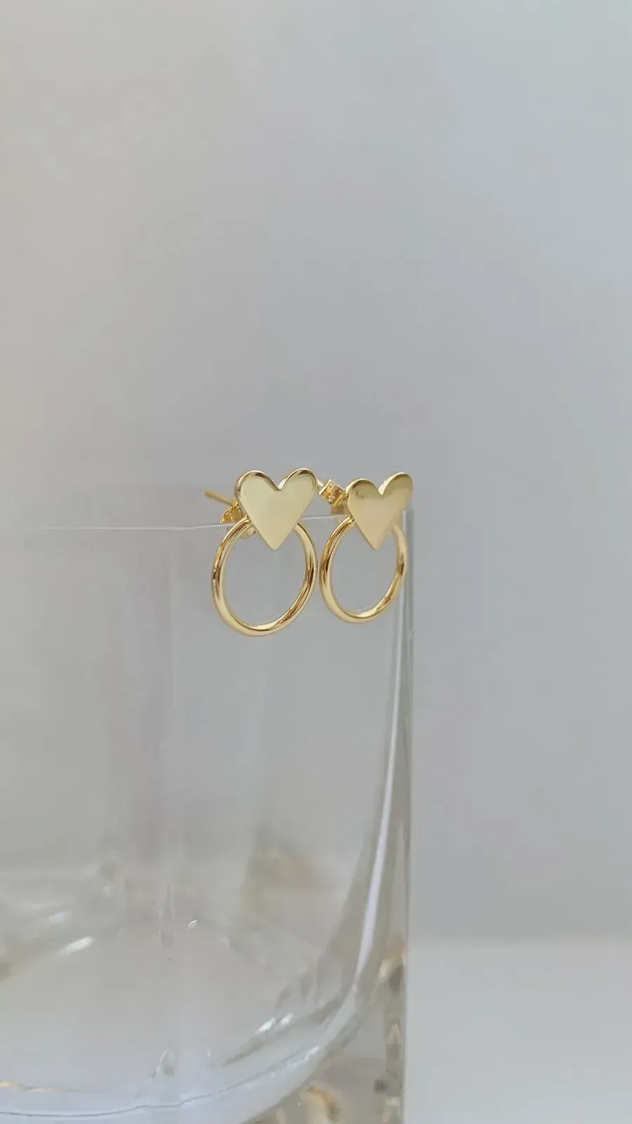 BRINCO CORAÇÃO E CÍRCULO. BANHADO A OURO 18K.