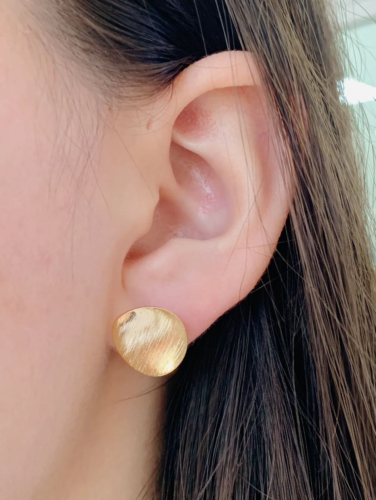 BRINCO CÍRCULO TEXTURIZADO. BANHADO A OURO 18K.