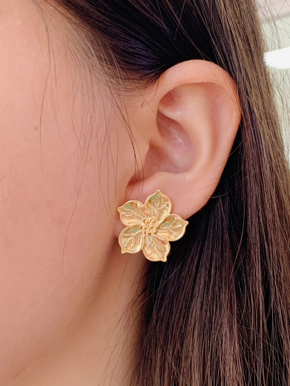 BRINCO FLOR DE HIBISCO. BANHADO A OURO 18K.